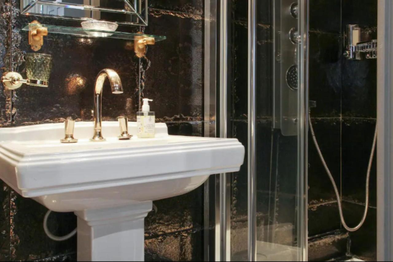Charming Apt In An Exceptional Location In The Heart Of -louvre Paris